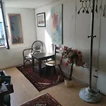 Apartament Gaestezimmer Im Altbau Dachgeschoss Mit Kleinem Bad Wlan, Tv Und Parkplatz