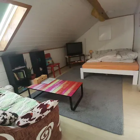 Apartamento Gaestezimmer Im Altbau Dachgeschoss Mit Kleinem Bad Wlan, Tv Und Parkplatz