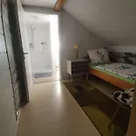 Apartmán Gaestezimmer Im Altbau Dachgeschoss Mit Kleinem Bad Wlan, Tv Und Parkplatz *