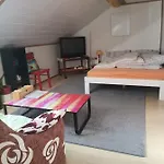 Gaestezimmer Im Altbau Dachgeschoss Mit Kleinem Bad Wlan, Tv Und Parkplatz