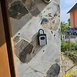 Gaestezimmer Im Altbau Dachgeschoss Mit Kleinem Bad Wlan, Tv Und Parkplatz Apartmán *