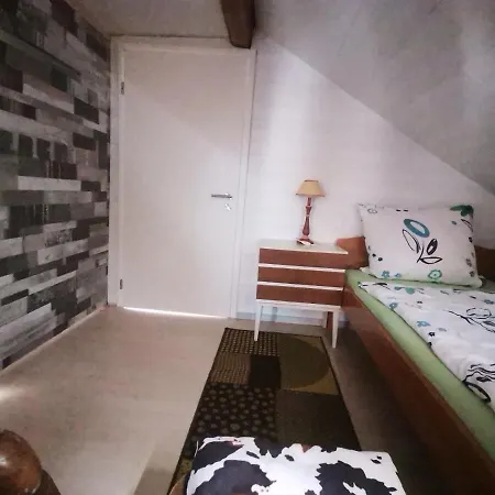 Gaestezimmer Im Altbau Dachgeschoss Mit Kleinem Bad Wlan, Tv Und Parkplatz Lachen
