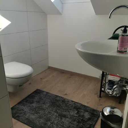 Gaestezimmer Im Altbau Dachgeschoss Mit Kleinem Bad Wlan, Tv Und Parkplatz Apartment