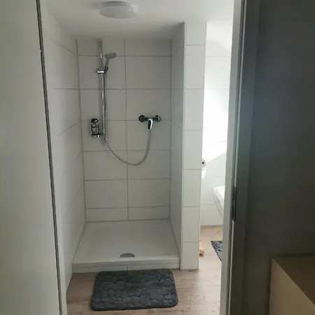 Gaestezimmer Im Altbau Dachgeschoss Mit Kleinem Bad Wlan, Tv Und Parkplatz *