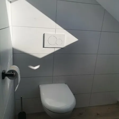 Gaestezimmer Im Altbau Dachgeschoss Mit Kleinem Bad Wlan, Tv Und Parkplatz