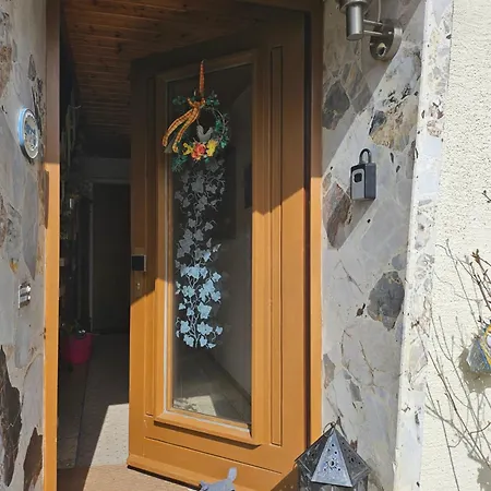 Apartment Gaestezimmer Im Altbau Dachgeschoss Mit Kleinem Bad Wlan, Tv Und Parkplatz Lachen
