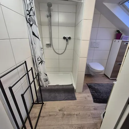 Gästezimmer Im Altbau Dachgeschoss Mit Kleinem Bad Wlan, Tv Und Parkplatz