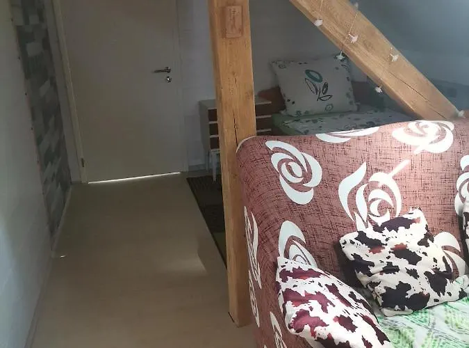 Gaestezimmer Im Altbau Dachgeschoss Mit Kleinem Bad Wlan, Tv Und Parkplatz